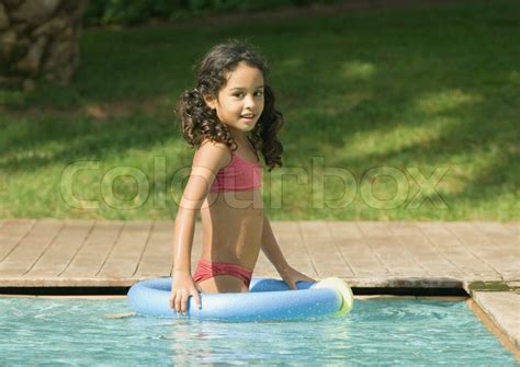 © Odilon Dimier Altopress Maxppp Kleines Mädchen Im Schwimmbad Mit