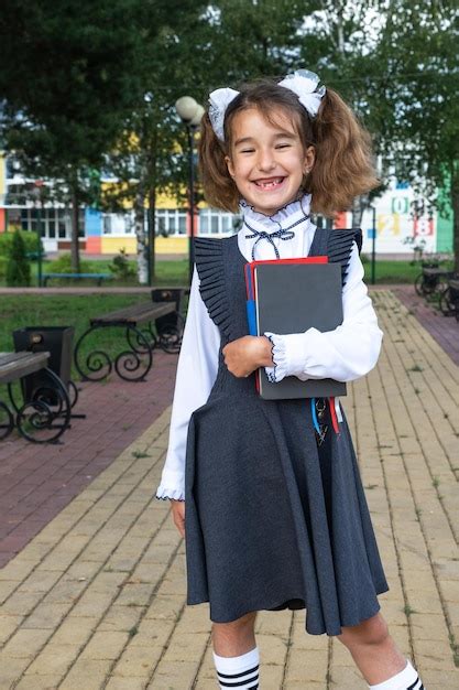 Chica Con Mochila Uniforme Escolar Con Lazos Blancos Y Pila De Libros