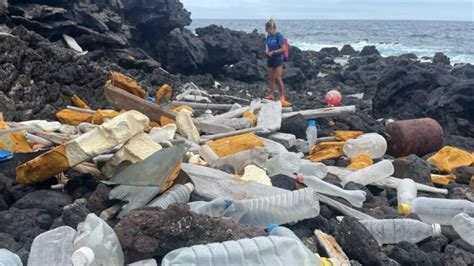 A remota ilha no Atlântico Sul que recebe lixo do mundo todo pelo mar