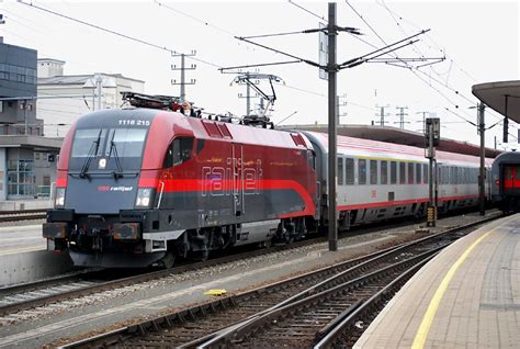 Railjet 1116 215 Samt IC Garnitur Bei Der Ausfahrt Aus Dem Linzer Hbf