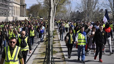 Alguns milhares de coletes amarelos manifestam se por toda a França