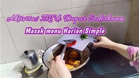 Kegiatan Harian Irt Anak Di Dapur Sederhana Masak Satu Menu Harian