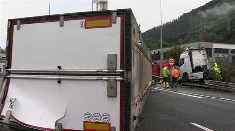 V Deo Cortada La N En Irura Por El Accidente De Un Cami N Y Cerrada