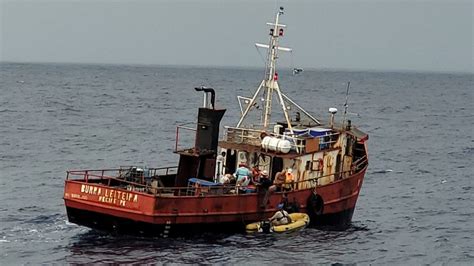 Marinha resgata oito tripulantes de embarcação que ficou à deriva a 175