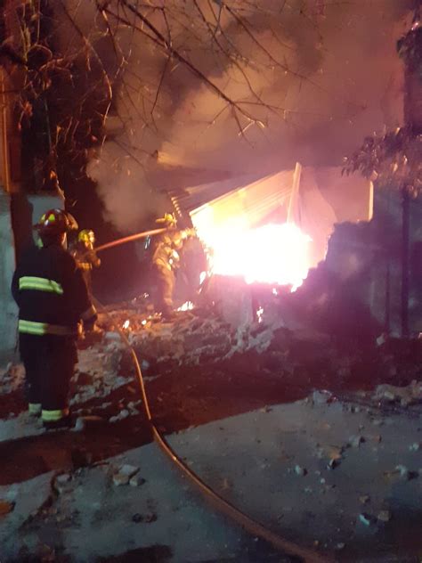 Video Feroz Incendio En Lan S Destruy Una Casa Y Un Taller Mec Nico