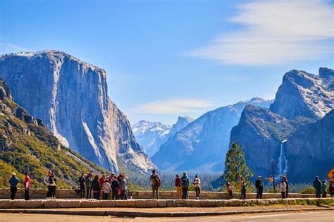 Premium Photo Tourists On Path Enjoying Iconic Yosemite Tunnel View