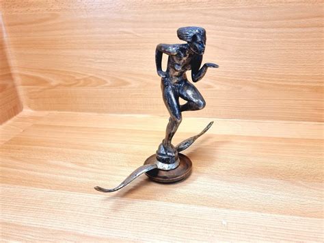 徽章 吉祥物 徽章 1921 1927 Female Nude Dancer Kühlerfigur Catawiki