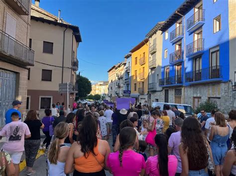 Fotos De La Manifestación En Graus Contra Una Agresión Sexual En Perarrúa Imágenes