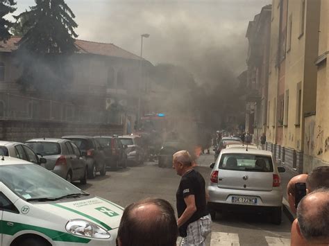 Corsico Il Motore Dellauto Prende Fuoco Paura In Centro Corriere It