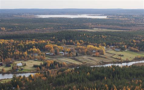 Maisema Aavasaksan päältä jokilaaksoon ruskaa Lapissa Visual Finland