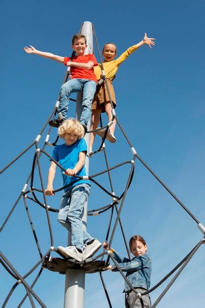 Free Photo | Medium shot kids climbing rope