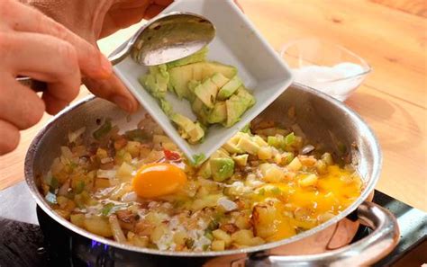 Sartén de patatas huevos y aguacate Cocinatis