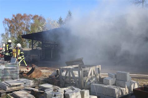 Fotos Feuerwehreinsatz Nach Brand In Hackschnitzel Lagerhalle Bei Dorfen