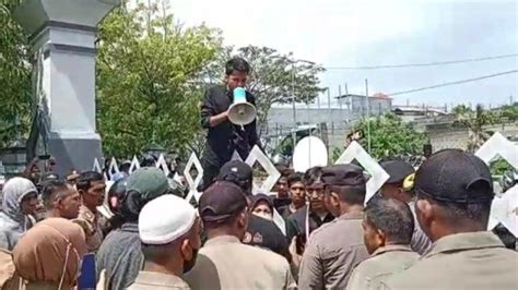 Puluhan Mahasiswa Demo Di Kantor Bupati Pinrang Tuntut Perda Miras Dan