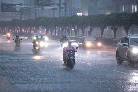 快訊／下班注意天氣！新北等17縣市「豪雨特報」 中彰投防大雷雨 天氣速報 生活 Nownews今日新聞