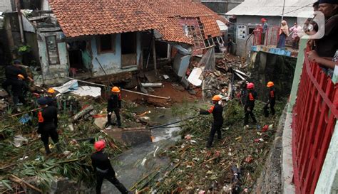 Hujan Deras Sebabkan Banjir Dan Longsor Di Bogor Rumah Rusak Foto