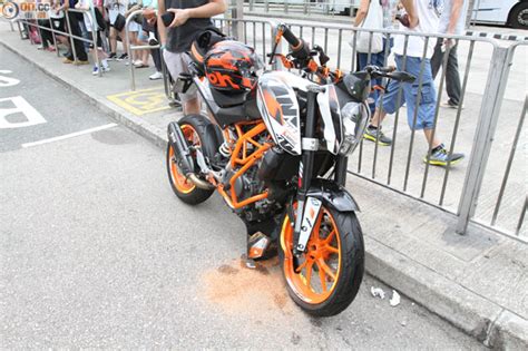 秀茂坪電單車巴士相撞 鐵騎士捲車底｜即時新聞｜港澳｜oncc東網