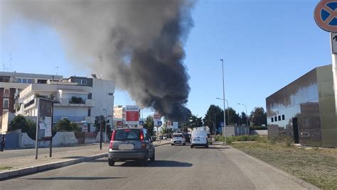 Rifiuti In Fiamme Nella Recuperi Pugliesi Vasto Incendio