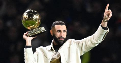 Karim Benzema Présente Son Ballon Dor Aux Supporters Lyonnais à La Mi