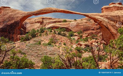 gigantic stone arch  longest arch  de world  landscape arch