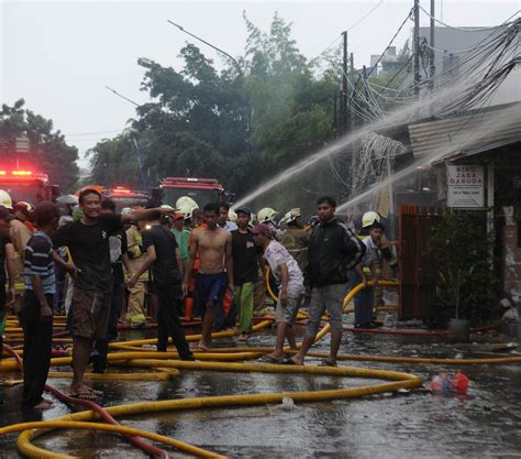 FOTO Momen 100 Petugas Pemadam Kebakaran Jinakkan Api Yang Melahap