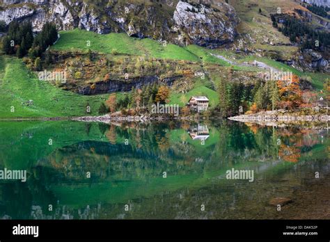 Vue Sur Le Lac Seealpsee Dans Les Montagnes Alpstein Banque De