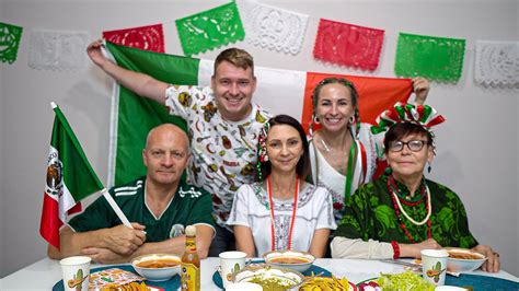 Familia Rusa Celebrando Dia De La Independencia Mexicana Rusos