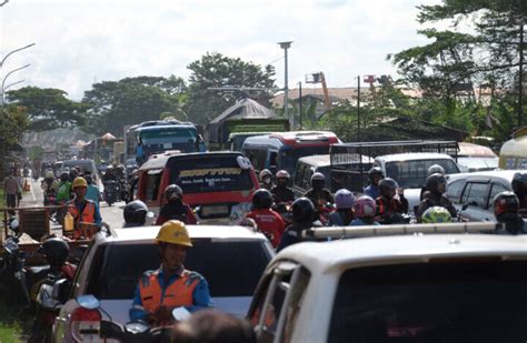 Macet Saat Pembongkaran THM Kalodran Kota Serang