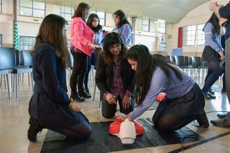 Estudiantes Secundarios Se Capacitan En Reanimaci N Cardiopulmonar