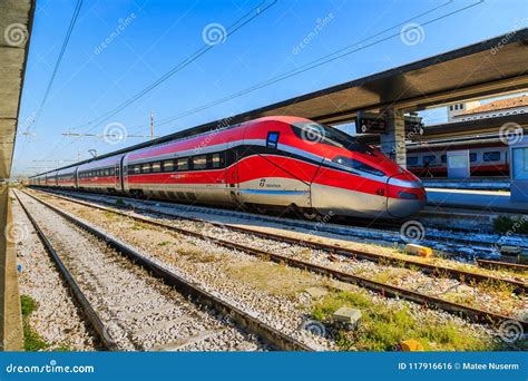 Italian high speed train editorial photo. Image of 1000 - 117916616