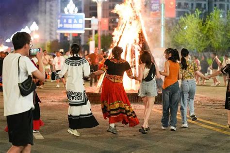 图集丨彝族火把节之夜 20万人在凉山“打火把”火把节火把凉山新浪新闻