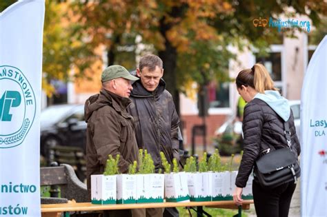 AKCJA SADZIMY W AUGUSTOWIE ROZDANO TYSIĄCE SADZONEK RODZIMYCH DRZEW