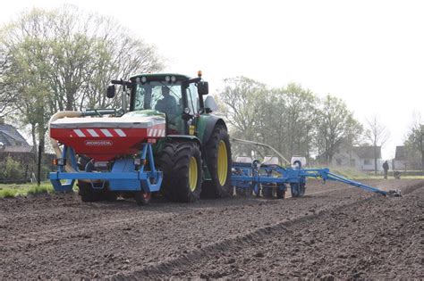 Maïs en gras zaaien bij Loonbedrijf Stuut Trekkerweb nl