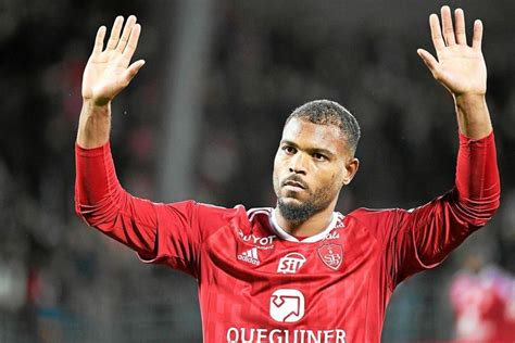 En partance pour la Bundesliga Steve Mounié quitte Brest AfricaFoot