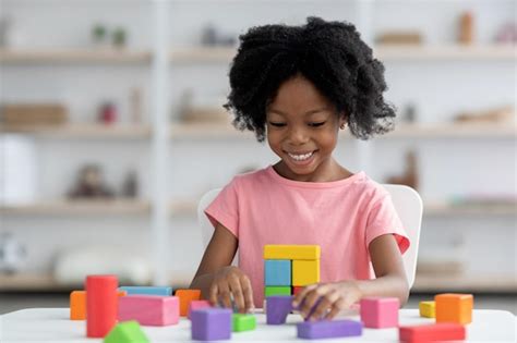 Petite Fille Afro Am Ricaine Souriante Jouant Avec Des Blocs De Bois