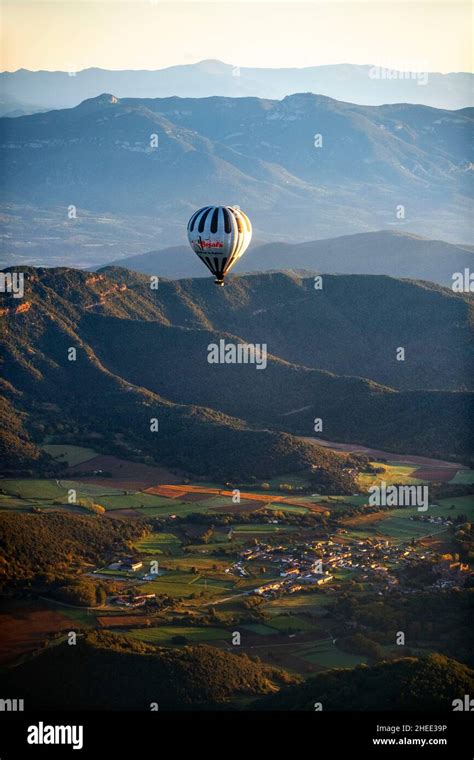 Globo aerostático volando La Fageda d en Jordà y la zona volcánica de