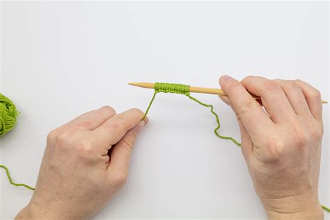 How to cast on knitting stitches - 3 easy methods for beginners