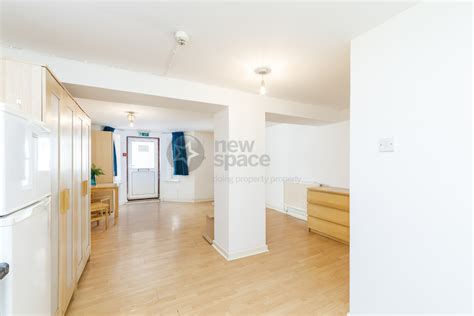 property  rent earlham grove forest gate  flat