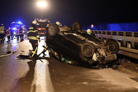 Uhingen Fahrer war betrunken Kleinwagen überschlägt sich auf der B10