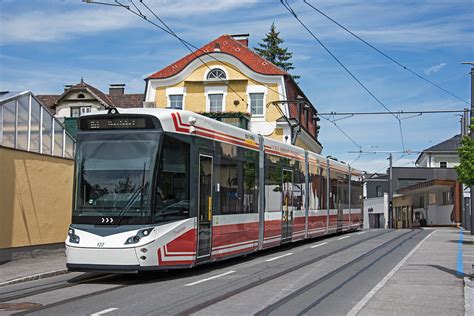 Gmunden Vossloh Tramlink 122 Richtung Vorchdorf in der Traunsteinstraße