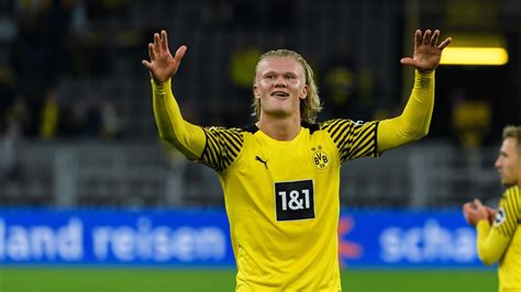 Manchester United Make Borussia Dortmund Striker Erling Haaland Their