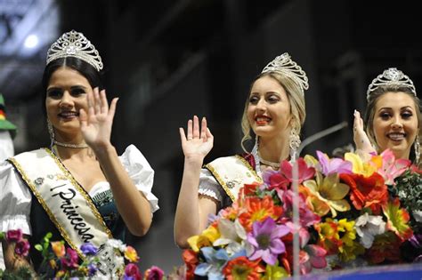 Galeria de fotos confira quem passou pelo desfile de abertura da 34ª