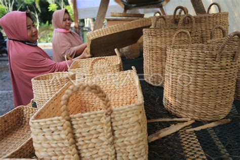 Kerajinan Tangan Dari Tanaman Eceng Gondok Antara Foto