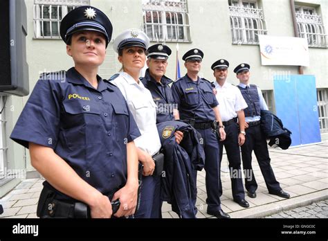 Polizeiuniformen Sterreich Fotos Und Bildmaterial In Hoher Aufl Sung