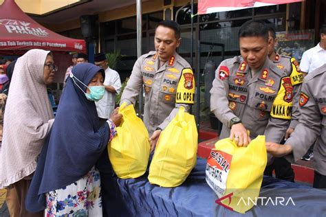 Polisi Bagikan 350 Paket Sembako Bagi Warga Di Kebon Jeruk ANTARA News