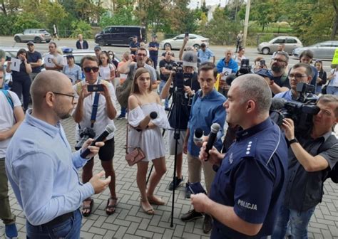 Manifestacja przed komendą policji we Wrocławiu Chcemy