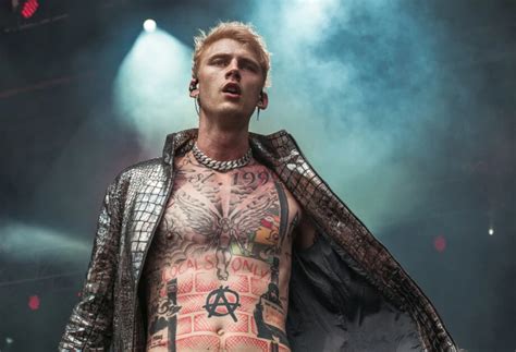 Machine Gun Kelly Compartilha Foto Nua E Mais No BTS Olha Para Seu Novo