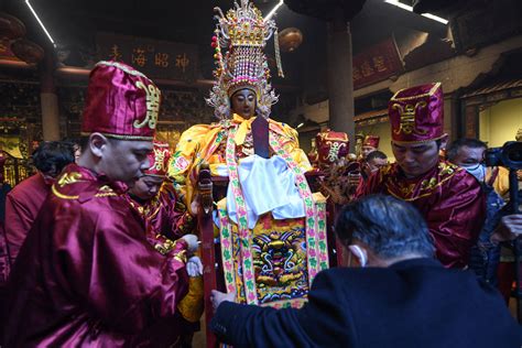 福建湄洲岛：妈祖金身巡安布福闹元宵