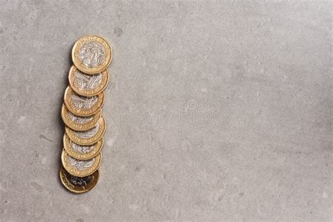 Monedas De Libra Nueva De La Moneda Inglesa En Libras Esterlinas En Un Montón Foto De Archivo