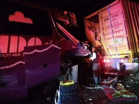 Autob S Se Estrella Contra Tr Iler En La Perote Xalapa